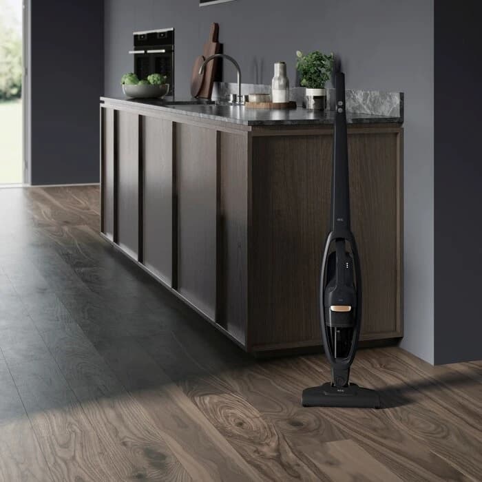 جارو شارژی عصایی آ ا گ مدل QX6-1-42GG